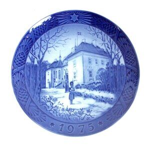 Royal Copenhagen 1975 Christmas Plate Marselisborg Palace Design By Kai Lange